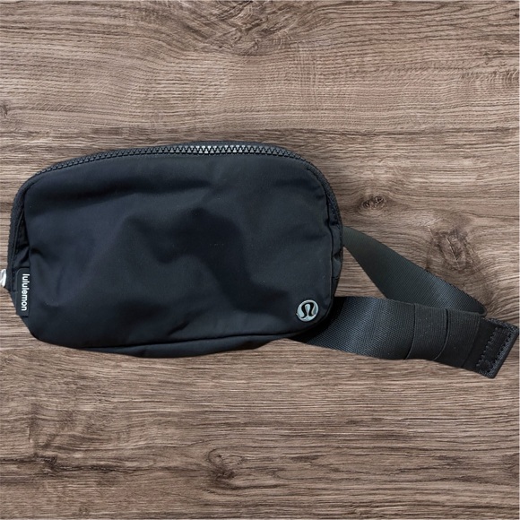 lululemon athletica Handbags - lululemon athletica Black Everywhere Belt Bag